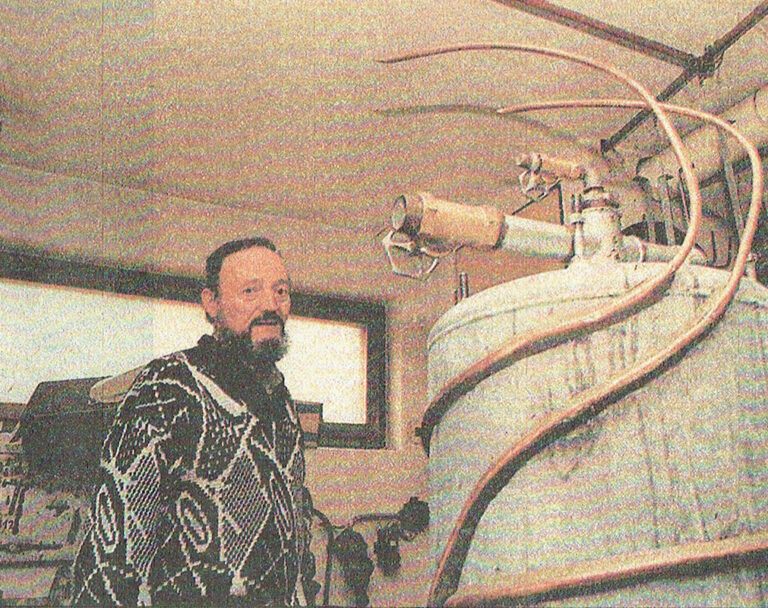 foto zakladatele se stojanem